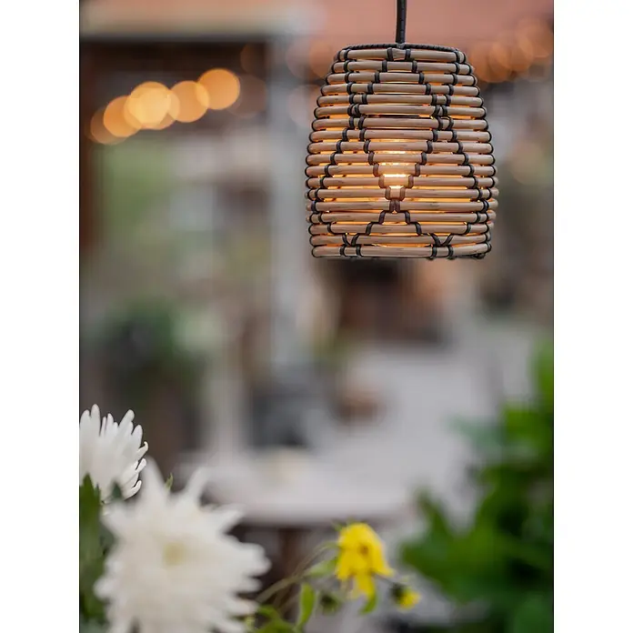 PR Home Pendelleuchte 18cm Outdoor - 40 W, E27 - Geflochtene Bambus-Hängelampe mit warmem Licht, das eine Außensituation verschönert.