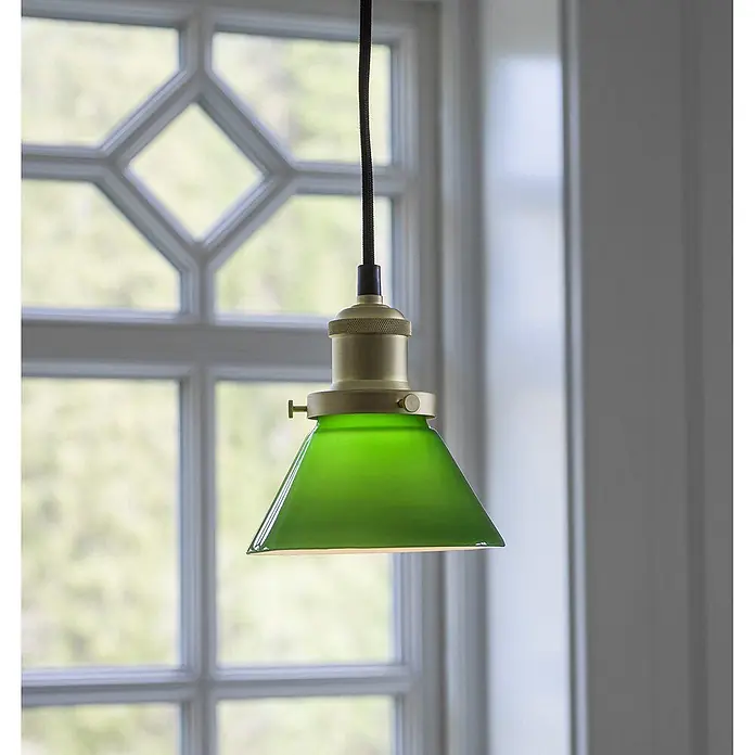 PR Home Pendelleuchte Fensterleuchte - 15 W, E27 - Grüne Glas-Pendelleuchte mit Messingfassung und schwarzem Kabel, vor einem Fenster hängend.