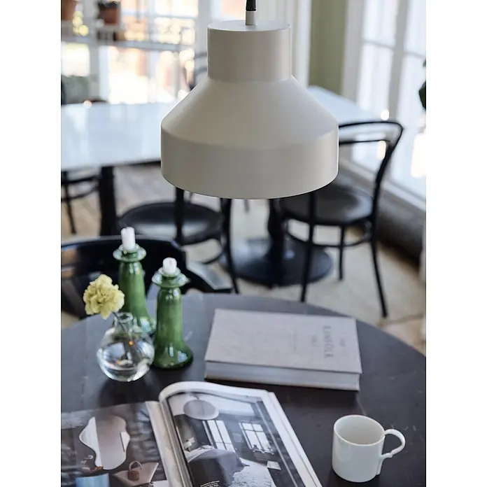 PR Home Pendelleuchte Solo - 15 W, E27 - Hellgraue matte Pendelleuchte beleuchtet ein modernes Interieur mit Tisch und Dekoration.