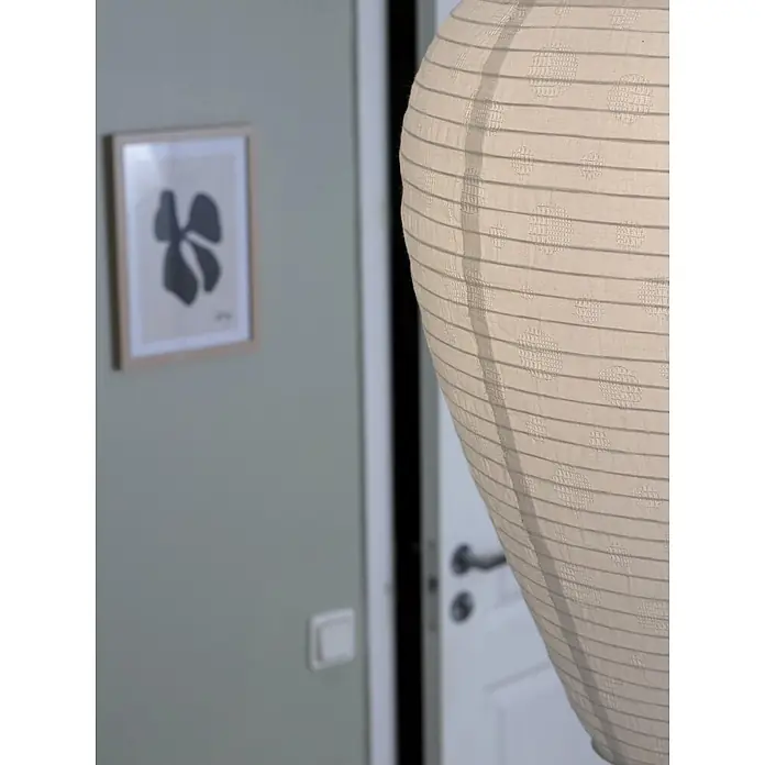 PR Home Pendelleuchte Verona - 15 W, E27 - Teilweise sichtbarer heller Lampenschirm mit gestreiften und runden Mustern in einem Innenraum.