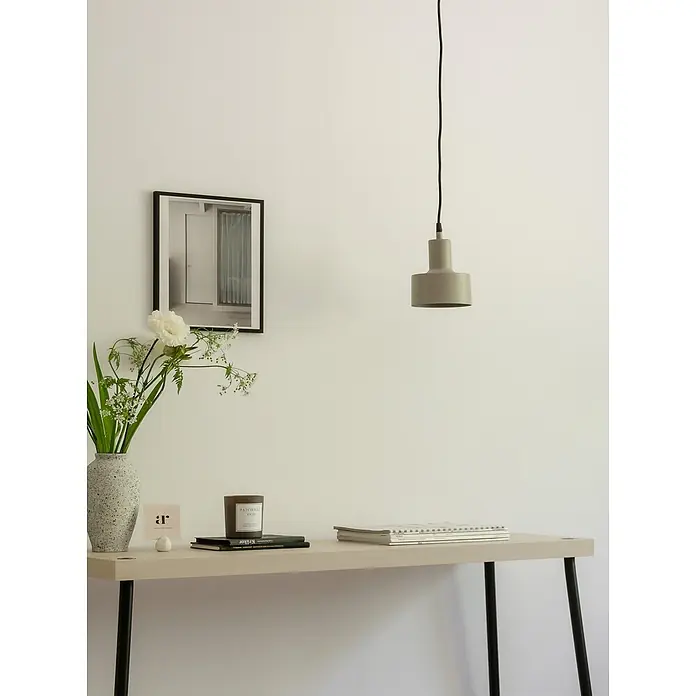 PR Home Pendelleuchte Solo - 25 W, E27 - Eine minimalistische graue Pendelleuchte hängt über einem hellen Schreibtisch und spendet Umgebungslicht.