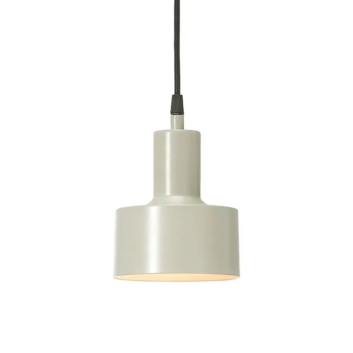 PR Home Pendelleuchte Solo - 25 W, E27 - Hellgraue zylindrische Pendelleuchte mit schmalerer Oberseite, hängt an schwarzem geflochtenem Kabel, strahlt warmes Licht nach unten.