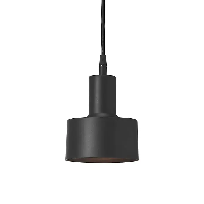 PR Home Pendelleuchte Solo klein schwarz -  - Mattschwarze zylindrische Pendelleuchte hängt an schwarzem Kabel.