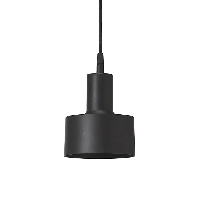 PR Home Pendelleuchte Solo klein schwarz -  - Mattschwarze zylindrische Pendelleuchte hängt an einem schwarzen geflochtenen Kabel.