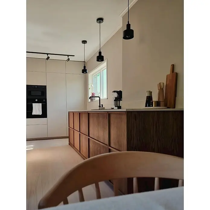 PR Home Pendelleuchte Solo klein schwarz -  - Moderne Küche mit hellbrauner Holzinsel, hellen Oberschränken, schwarzen Geräten und minimalistischer Beleuchtung.