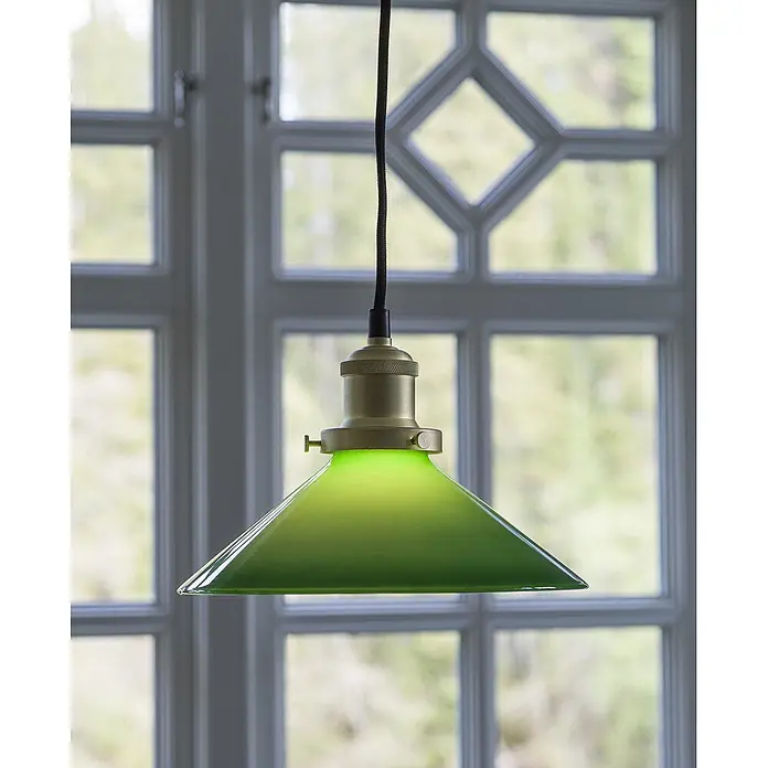 PR Home Pendelleuchte Fensterleuchte - 15 W, E27 - Grüne Glas-Pendelleuchte mit Messingfassung und schwarzem Kabel, vor einem Fenster hängend.