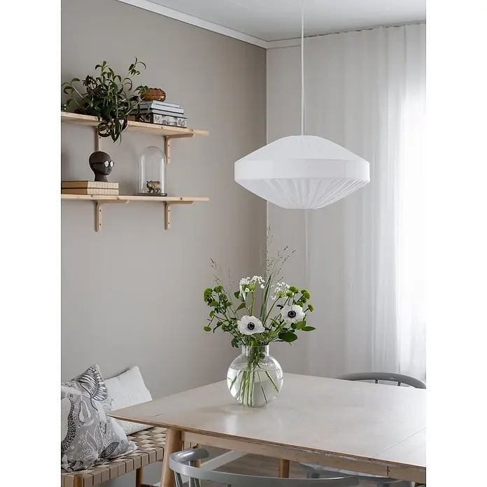 PR Home Pendelleuchte 50cm - 15 W, E27 - Weiße Plissee-Stoff-Pendelleuchte beleuchtet einen Essbereich.