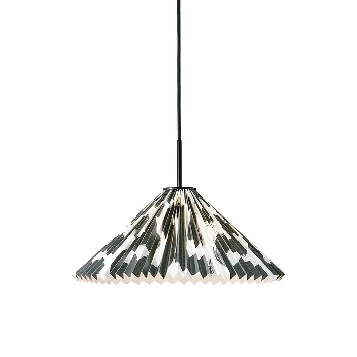 PR Home Pendelleuchte Polly - 40 W, E27 - Schwarz-weiße, plissierte Pendelleuchte mit ausladendem, fächerförmigem Schirm, an schwarzem Kabel.