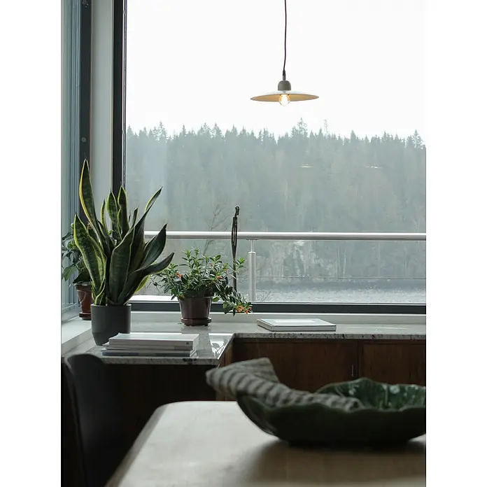 PR Home Pendelleuchte Como - 25 W, E27 - Grüne blattförmige Dekoschale mit gestreiftem Tuch auf Holztisch in einem Zimmer mit Pflanzen und Waldblick.