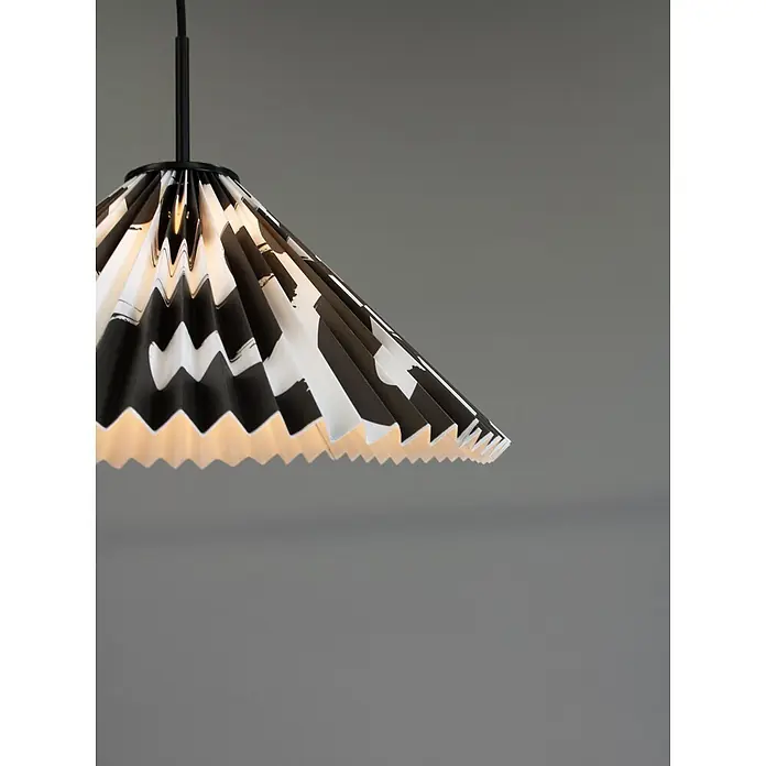 PR Home Pendelleuchte Polly - 40 W, E27 - Schwarz-weiß gemusterter plissierter Pendelleuchtenschirm, der warmes Licht abgibt.