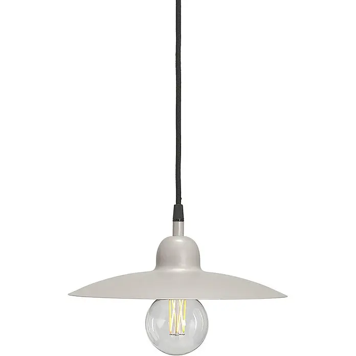 PR Home Pendelleuchte Como - 25 W, E27 - Hellgraue Pendelleuchte mit breitem, flachem Metallschirm, dunklem Textilkabel und klarer Kugel-LED-Birne mit sichtbaren Filamenten.