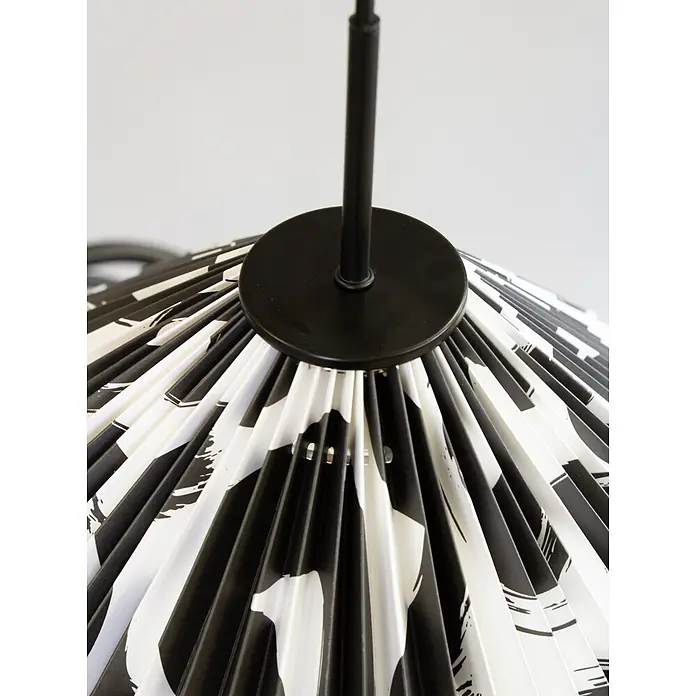 PR Home Pendelleuchte Polly - 40 W, E27 - Plissierter Lampenschirm mit schwarz-weißem Muster, an schwarzem Metallstab aufgehängt.