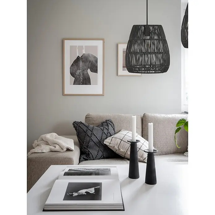 PR Home Pendelleuchte schwarz 38cm - 40 W, L x B x H: 38 x 38 x 40 cm, E27 - Dunkelgraue geflochtene Pendelleuchte in einem gemütlichen Wohnzimmer.
