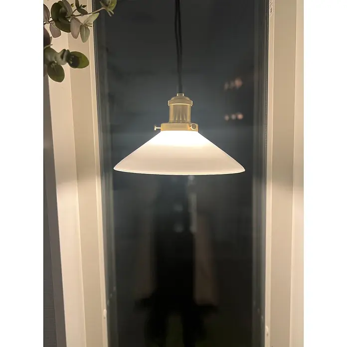 PR Home Pendelleuchte Fensterleuchte - 15 W, E27 - Messing-Pendelleuchte mit weißem konischem Glasschirm, strahlt warmes Licht aus.