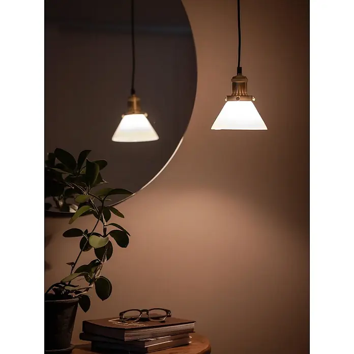 PR Home Pendelleuchte Fensterleuchte - 25 W, E27 - Messing-Pendelleuchte mit weißem Konusschirm, beleuchtet ein gemütliches Raumambiente.