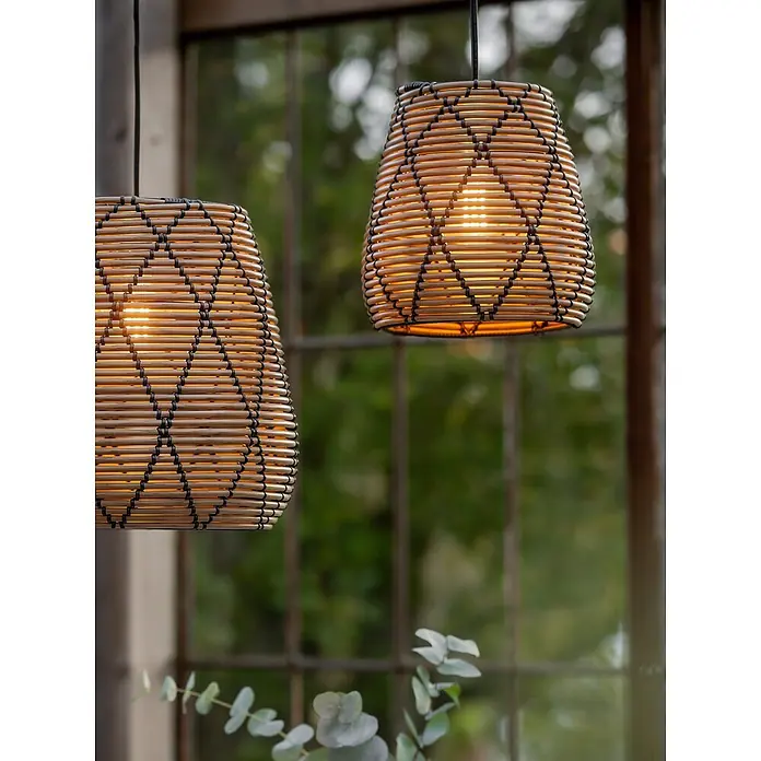 PR Home Pendelleuchte 28cm Outdoor - 40 W, E27 - Zwei geflochtene Rattan-Pendelleuchten mit dunklen Mustern hängen und leuchten warm.