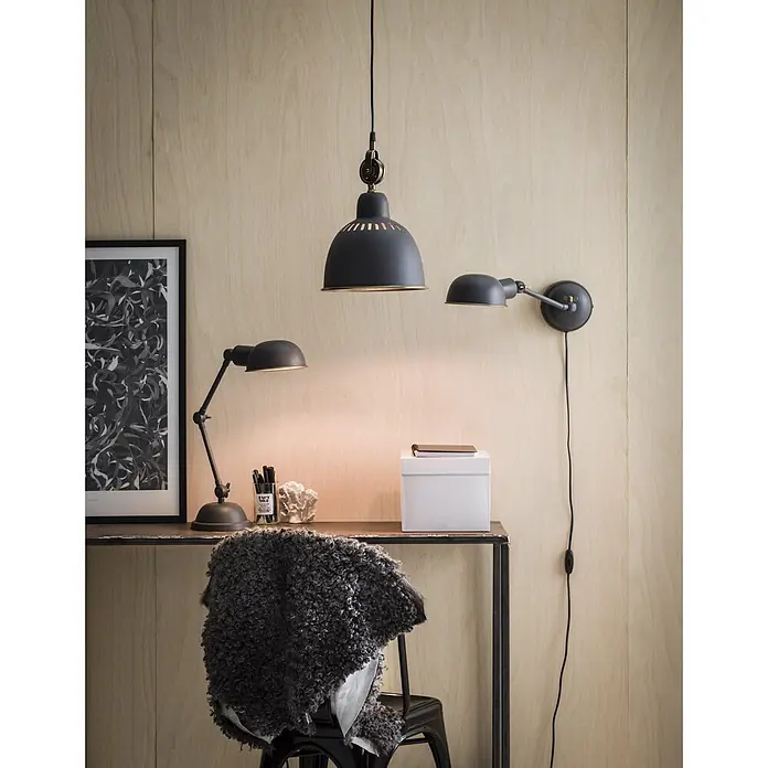 PR Home Pendelleuchte Cleveland - 40 W, E27 - Eine gemütliche Arbeitsecke mit Holzwand, Schreibtisch, Stuhl und drei schwarzen Lampen im Industriestil, die warmes Licht spenden.