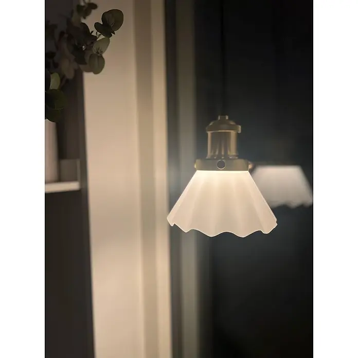 PR Home Pendelleuchte Fensterleuchte - 15 W, E27 - Beleuchtete Pendelleuchte mit Messingfassung und weißem, geriffeltem Glasschirm, die warmes Licht in einen Raum wirft.