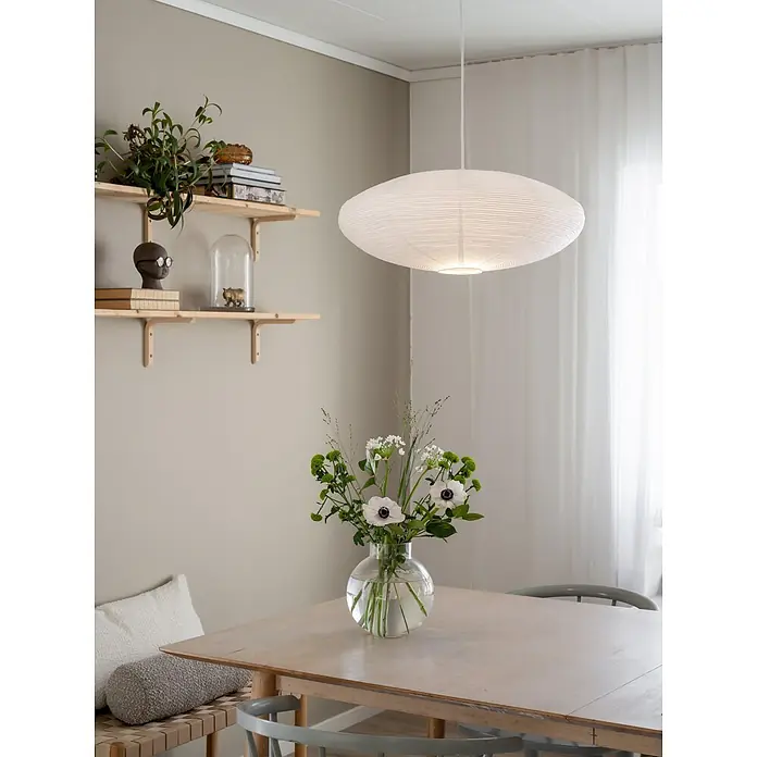 PR Home Pendelleuchte Lampenschirm -  - Weiße, ovale Pendelleuchte mit plissiertem Schirm, über einem Holztisch leuchtend.