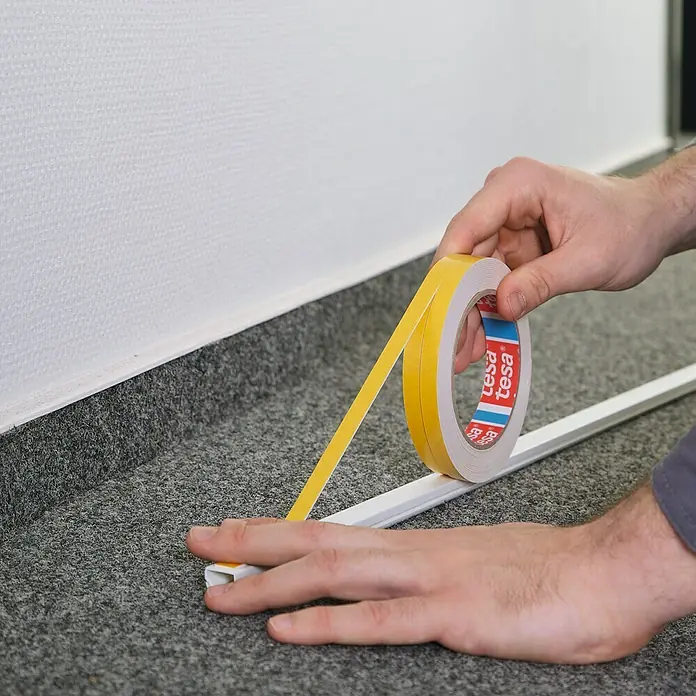 Tesa Cinta de doble cara Powerbond Slim - 9 mm x 5 m, Amarillo - Un rollo de cinta de doble cara Tesa que se aplica a una tira blanca. Ideal para montaje y fijación en interiores.