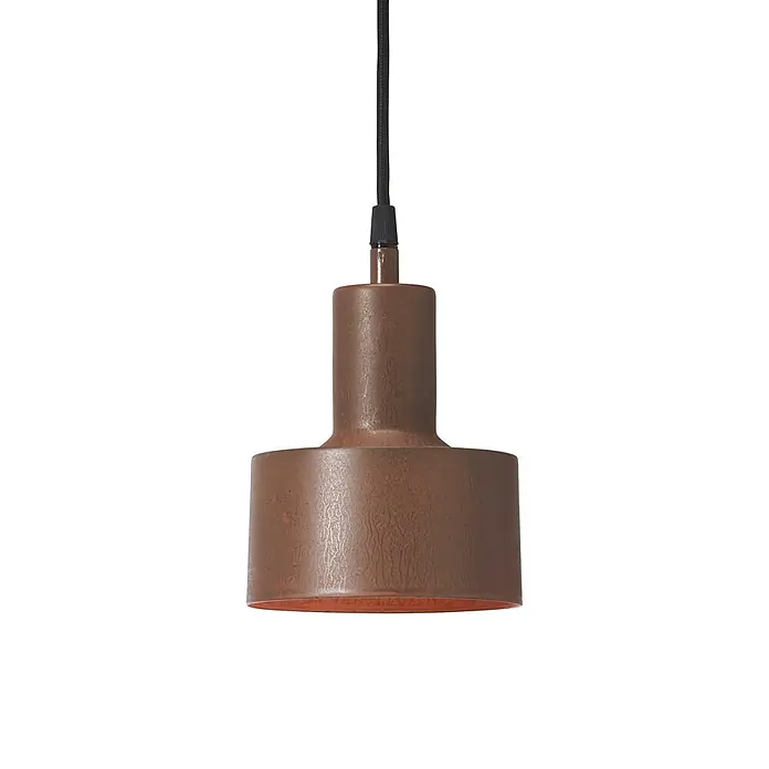 PR Home Pendelleuchte Solo - 25 W, E27 - Rostbraune, texturierte Pendelleuchte aus Metall mit sichtbarem kupferfarbenem Innenleben, an einem schwarzen Kabel hängend.