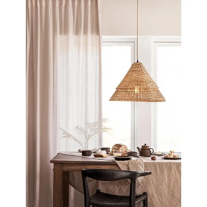 PR Home Pendelleuchte Pune - 25 W, L x B x H: 50 x 50 x 34 cm, E27 - Natürliche geflochtene Pendelleuchte über einem Holztisch, die warmes Licht spendet.
