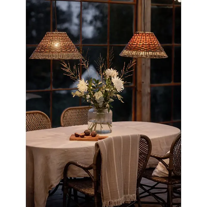 PR Home Pendelleuchte 45cm Outdoor - 40 W, L x B x H: 45 x 45 x 22 cm, E27 - Geflochtene Pendelleuchte über einem Esstisch, spendet warmes Licht.