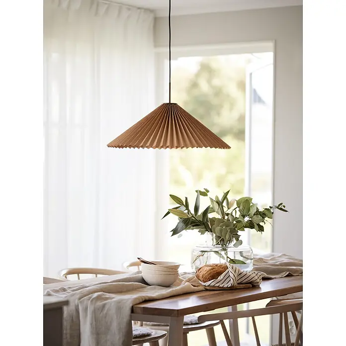 PR Home Pendelleuchte Dora - 25 W, E27 - Braune Plissee-Pendelleuchte aus Papier über einem Esstisch.