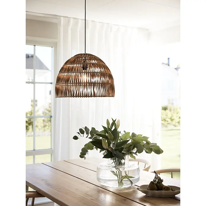 PR Home Pendelleuchte Lace - 40 W, E27 - Braune geflochtene Rattan-Pendelleuchte beleuchtet einen hellen Holztisch mit Vase und Obst.
