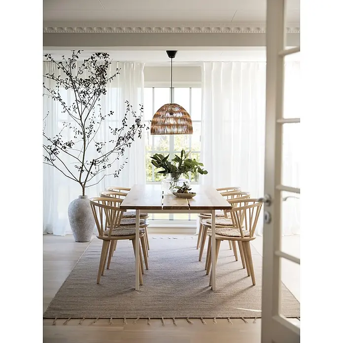 PR Home Pendelleuchte Lace - 40 W, E27 - Heller Holzesstisch mit sechs passenden Stühlen mit Sprossenlehne auf einem Naturfaserteppich.