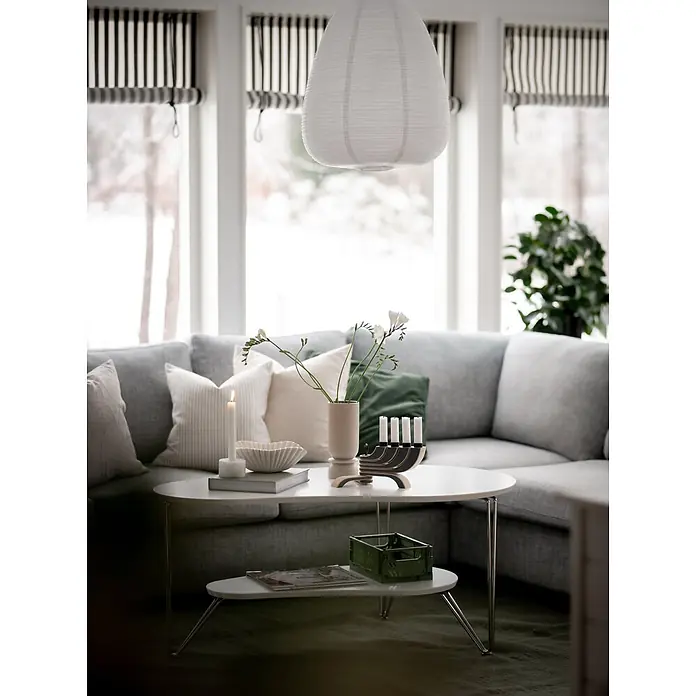 PR Home Pendelleuchte Lampenschirm -  - Weißer ovaler Couchtisch mit Chrombeinen, dekoriert in einem modernen Wohnzimmer.