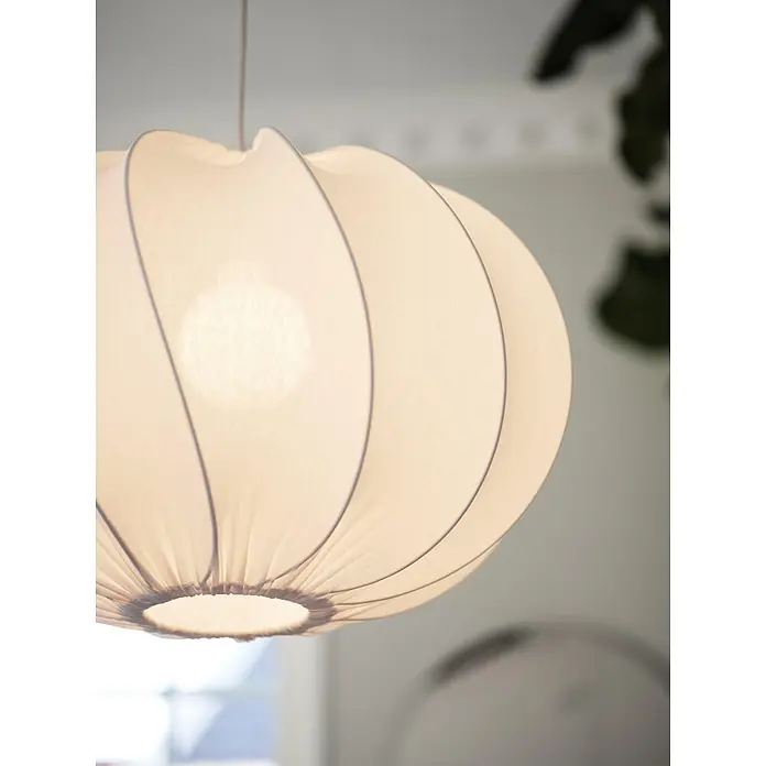 PR Home Pendelleuchte Olivia - 15 W, E27 - Eine hängende Pendelleuchte mit weichem, rundem, hellem Stoffschirm, der warmes Licht im Raum verbreitet.