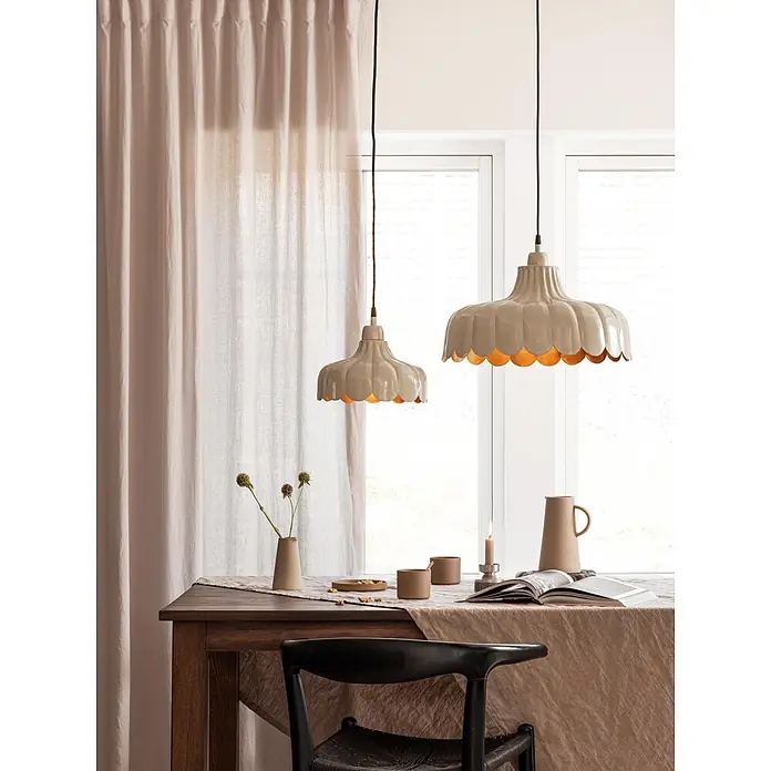 PR Home Pendelleuchte 24cm Fensterleuchte - 25 W, E27 - Zwei cremefarbene Pendelleuchten mit Wellenrand beleuchten einen Esstisch.