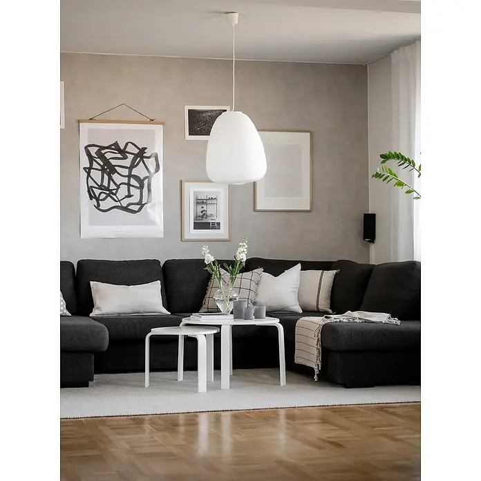 PR Home Pendelleuchte Lampenschirm -  - Ein geräumiges dunkelgraues Ecksofa mit Dekokissen und einer Decke, ergänzt durch weiße Beistelltische in einem modernen Wohnzimmer.