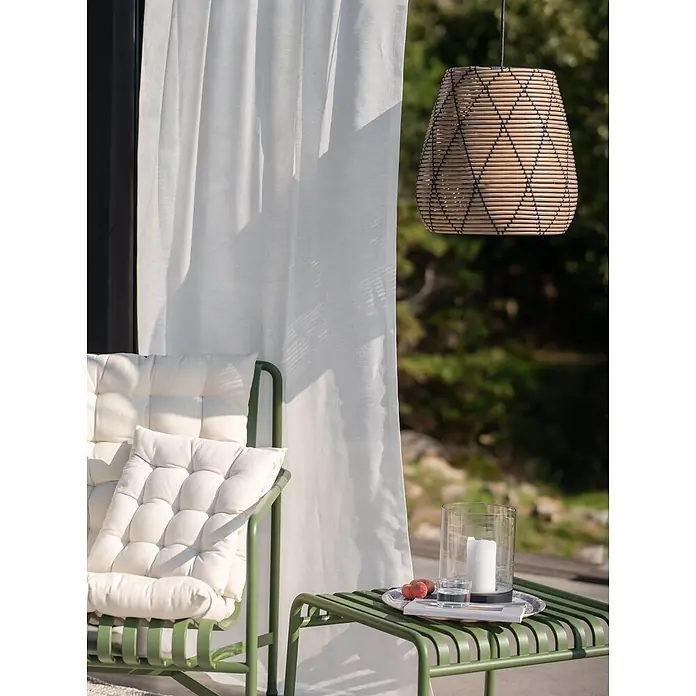 PR Home Pendelleuchte 38cm Outdoor - 40 W, E27 - Grüner Outdoor-Stuhl aus Metall mit Lattenrost und cremefarbenen Kissen, dazu passender Beistelltisch auf einer Terrasse mit weißem Vorhang.