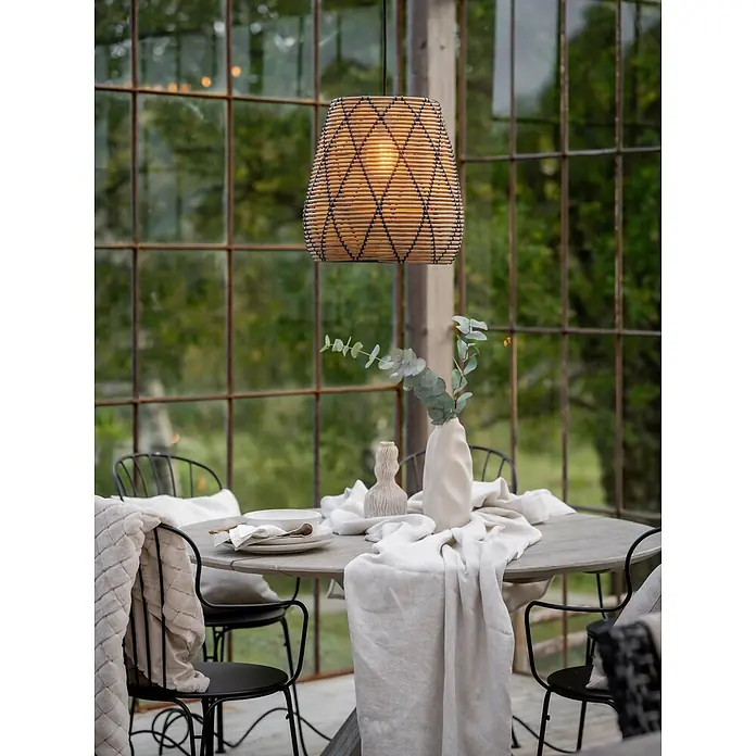 PR Home Pendelleuchte 38cm Outdoor - 40 W, E27 - Beleuchtete Rattan-Pendelleuchte mit Rautenmuster, hängt über einem gedeckten Esstisch im Wintergarten.
