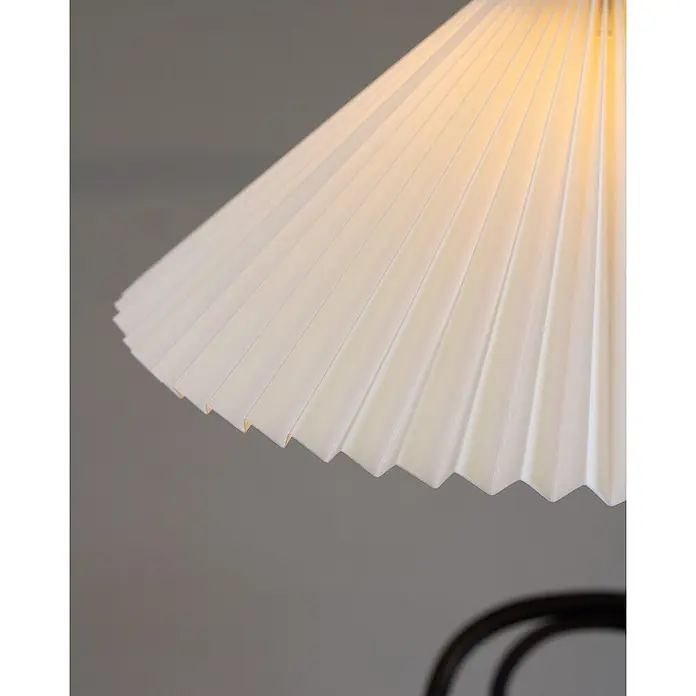 PR Home Pendelleuchte Polly - 25 W, E27 - Plissierter, heller Lampenschirm, der ein warmes Licht streut und seine strukturierte Oberfläche und sein elegantes Design zeigt.