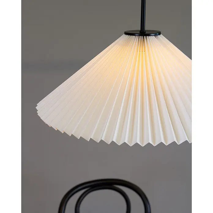 PR Home Pendelleuchte Polly - 25 W, E27 - Weiße plissierte Pendelleuchte, beleuchtet, mit schwarzer Fassung.