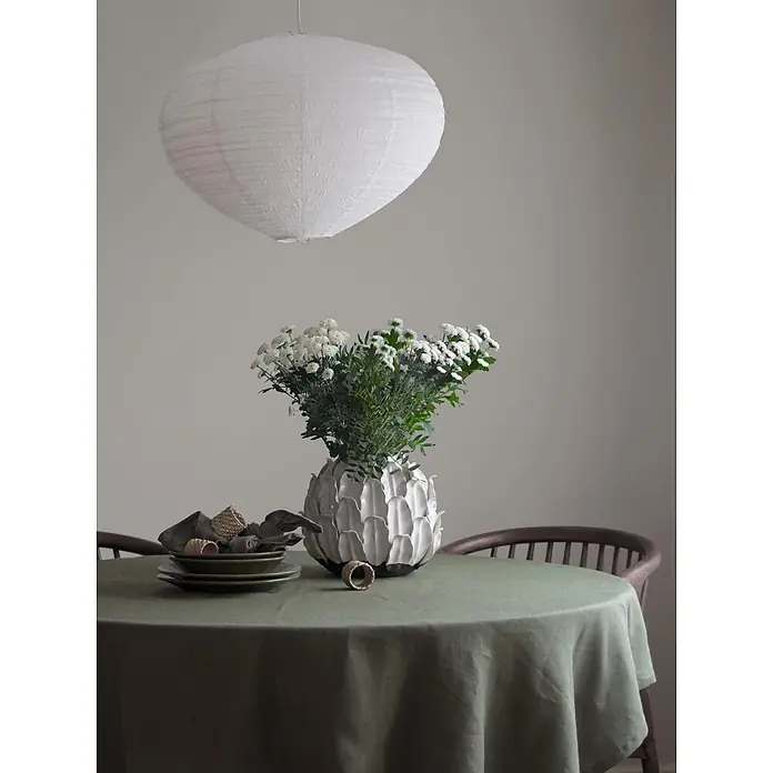 PR Home Pendelleuchte Verona - 40 W, E27 - Grün gedeckter Esstisch mit dunklen Tellern, weißer strukturierter Blumenvase und einer hängenden Papierlaterne.