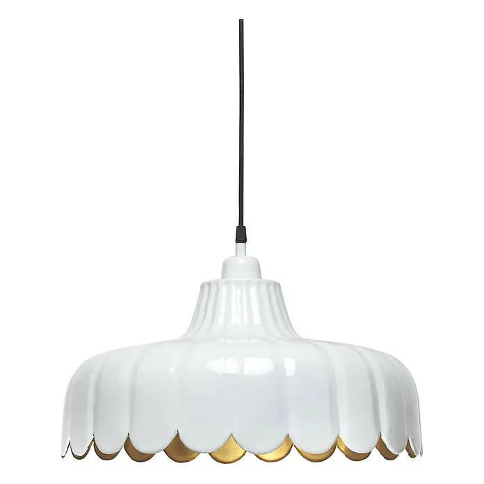 PR Home Pendelleuchte Wells - 25 W, E27 - Weiße geriffelte Pendelleuchte aus Metall mit gewelltem goldenem Inneren, an einem schwarzen Kabel hängend.