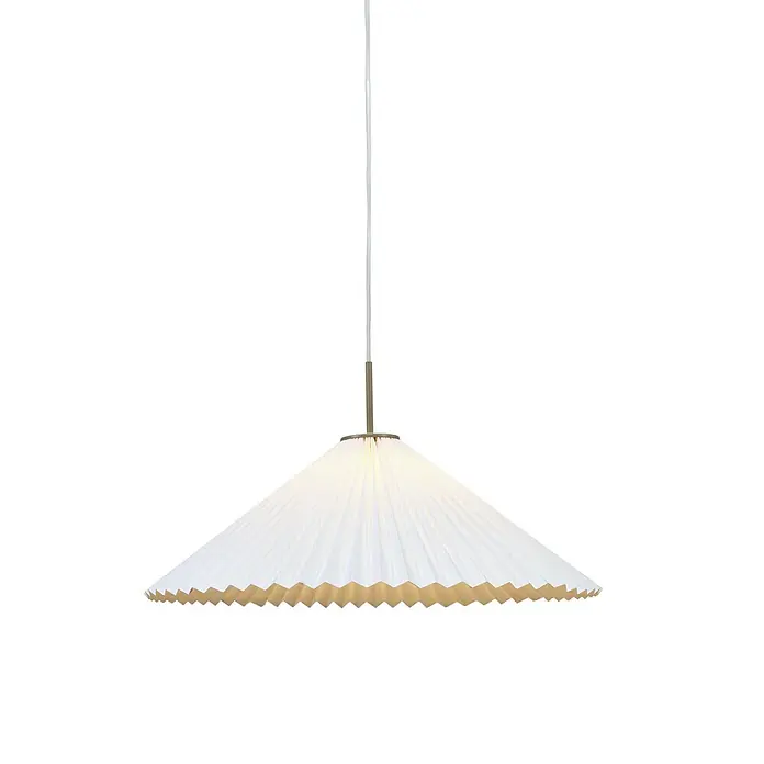 PR Home Pendelleuchte Dora - 25 W, E27 - Weiße plissierte Pendelleuchte mit konischem Schirm und messingfarbenen Details, an einer weißen Schnur hängend.