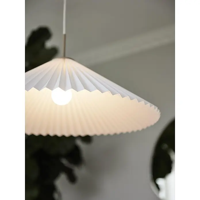 PR Home Pendelleuchte Dora - 25 W, E27 - Weiße plissierte Pendelleuchte mit leuchtender Glühbirne, die warmes Licht spendet.