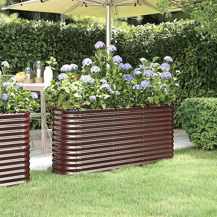 Furnicato Hochbeet oval, verzinkter Stahl, Braun, 152 x 40 x 68 cm -  - Braunes Wellblech-Hochbeet im Garten, gefüllt mit lila Hortensien.