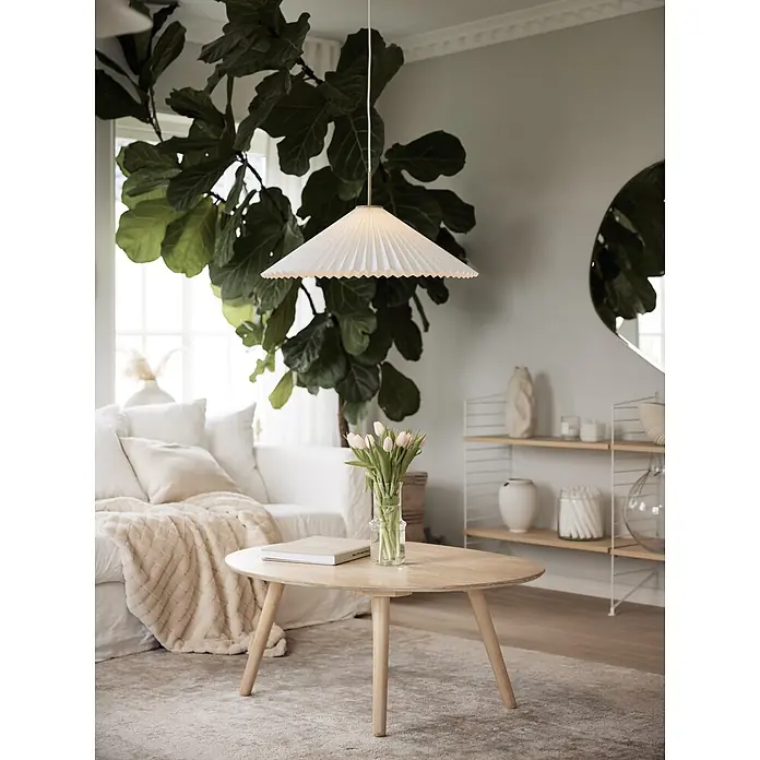 PR Home Pendelleuchte Dora - 25 W, E27 - Weiße plissierte Pendelleuchte hängt von der Decke in einem gemütlichen Wohnzimmer.
