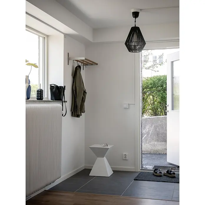 PR Home Pendelleuchte Rio - 25 W, E27 - Schwarze gewebte Pendelleuchte hängt in einem Eingangsbereich von der Decke.