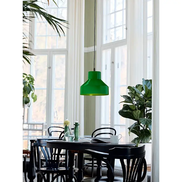 PR Home Pendelleuchte Solo - 15 W, E27 - Grüne Metall-Pendelleuchte hängt über einem schwarzen Esstisch in einem hellen Raum.