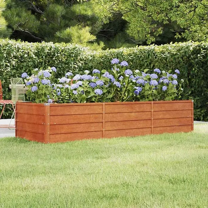 Furnicato Hochbeet - 240 x 80 x 45 cm, Stahl, Braun - Langes, braunes Hochbeet aus Holz, gefüllt mit blauen Hortensien, in einem Garten.