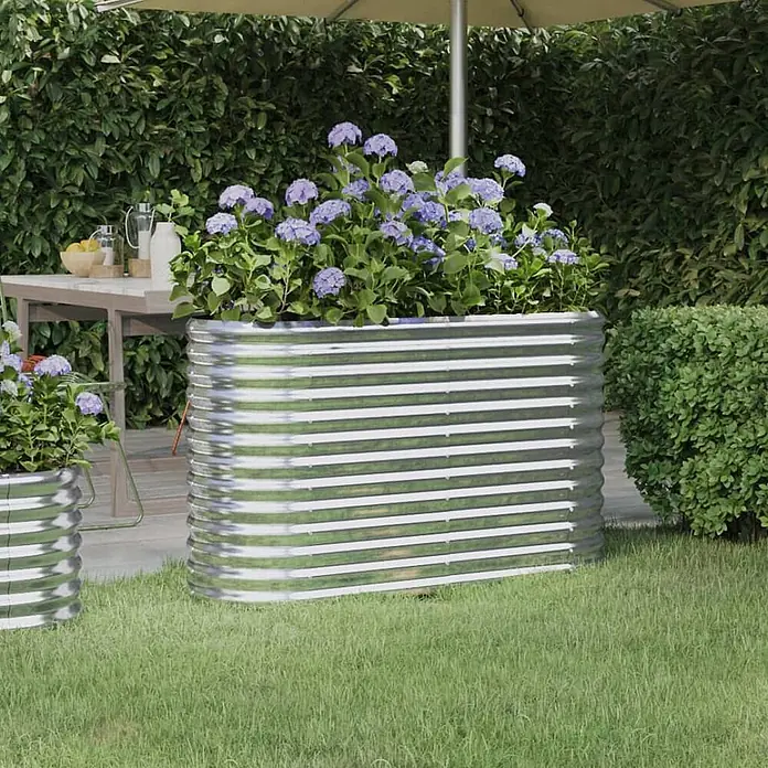 Furnicato Hochbeet - 114 x 40 x 68 cm, Stahl, Silber - Großes rechteckiges Hochbeet aus verzinktem Wellblech mit lila Hortensien im Garten.