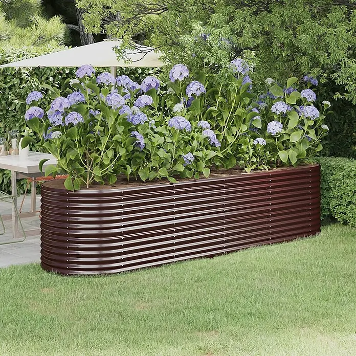 Furnicato Hochbeet - 296 x 80 x 68 cm, Stahl, Braun - Dunkelrotes Wellblech-Hochbeet, bepflanzt mit hellvioletten Hortensien in einem Garten.