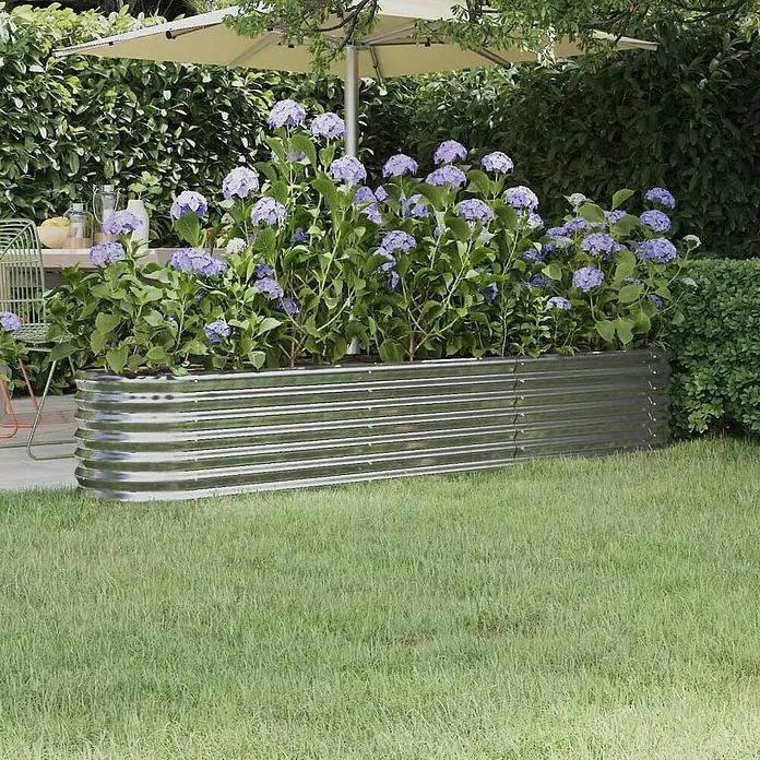 Furnicato Hochbeet - 224 x 40 x 36 cm, Stahl, Silber - Silbernes Wellblech-Hochbeet mit lila Hortensien in einem Garten.